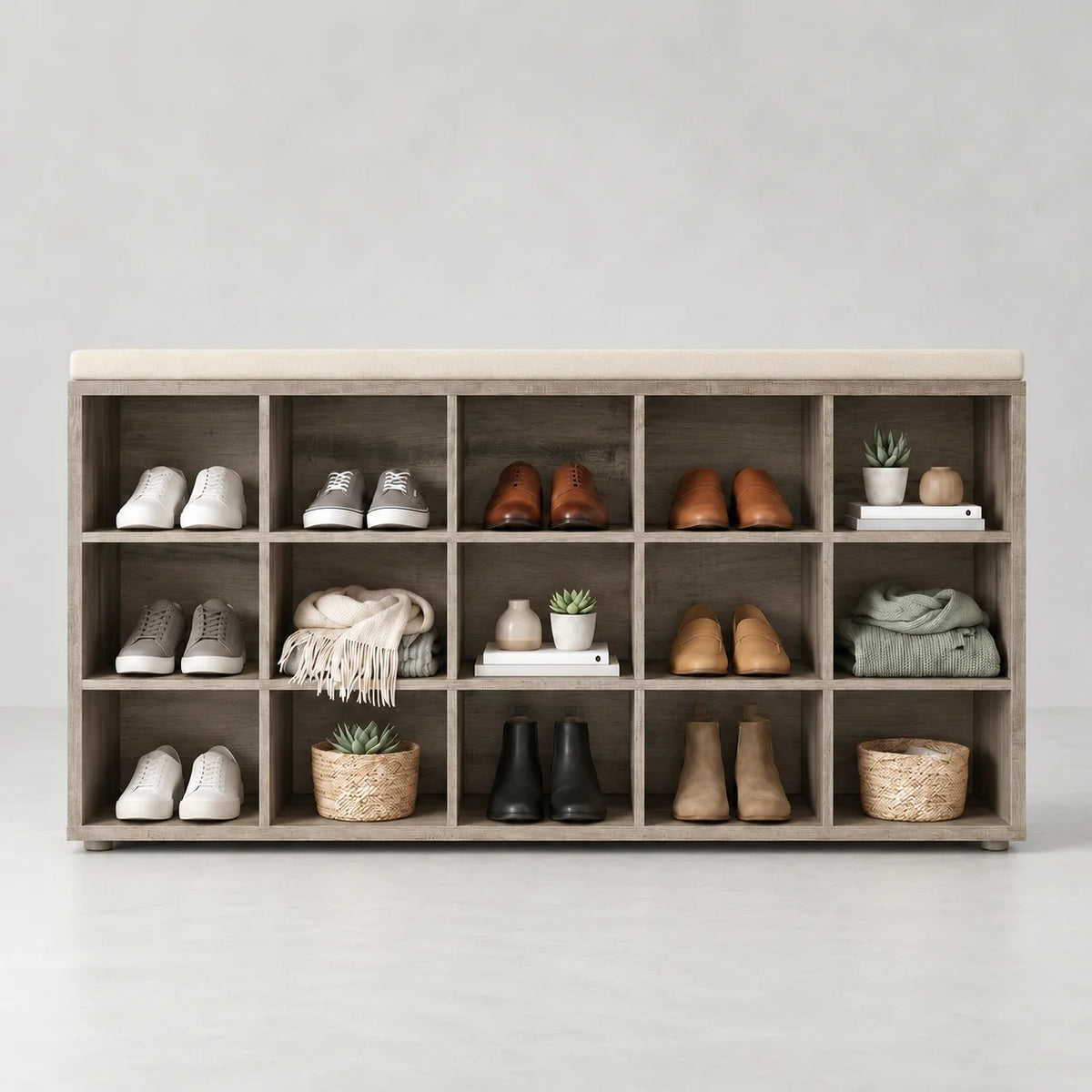 Banc à chaussures en bois brun grisé avec coussin beige et quinze niches sur fond gris