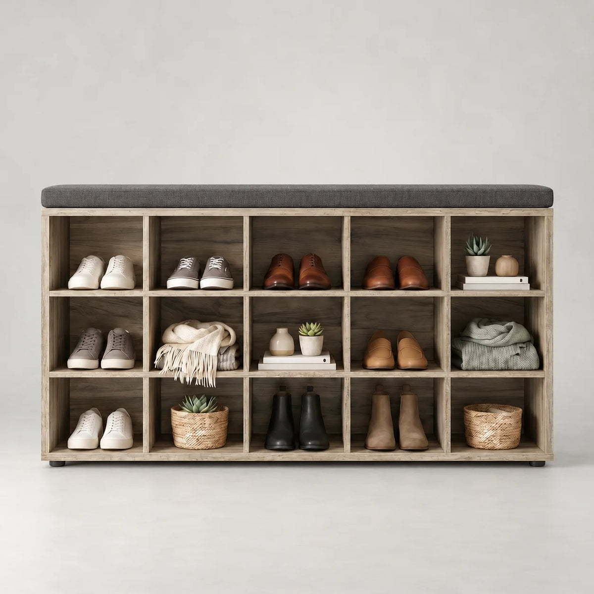 Banc à chaussures en bois grisé avec coussin gris et quinze niches ouvertes sur fond gris Image