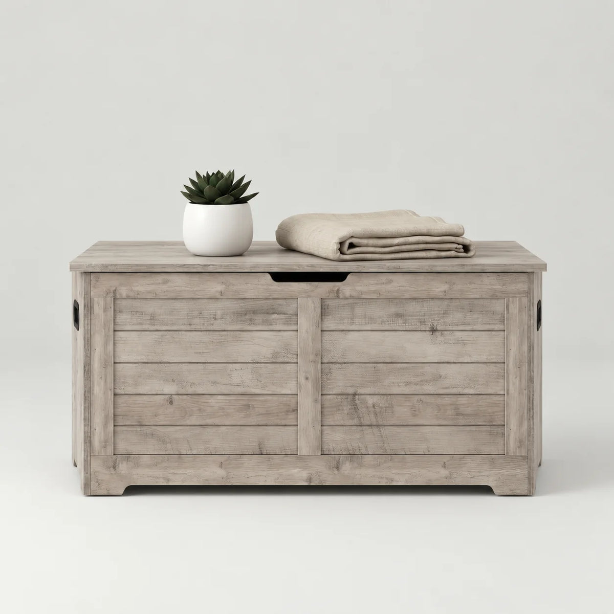 Banc coffre à chaussures en bois gris vieilli avec couvercle et poignées latérales sur fond gris Image