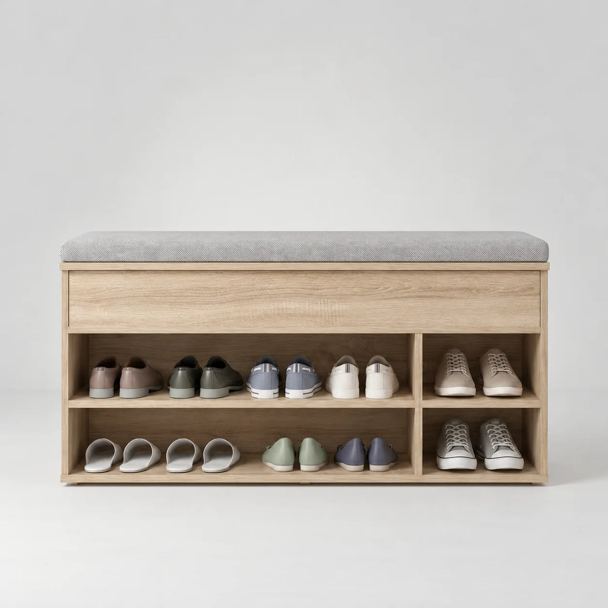 Banc à chaussures en bois beige clair avec coussin gris et rangements ouverts sur fond gris