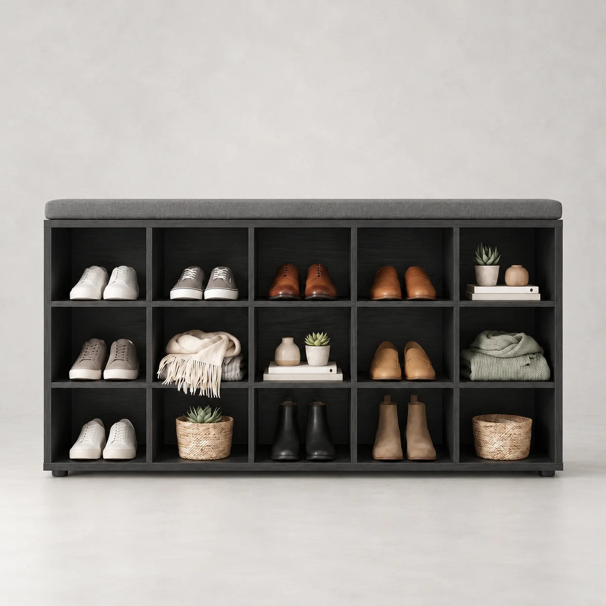 Banc à chaussures noir boisé avec coussin gris et quinze niches ouvertes sur fond gris Image