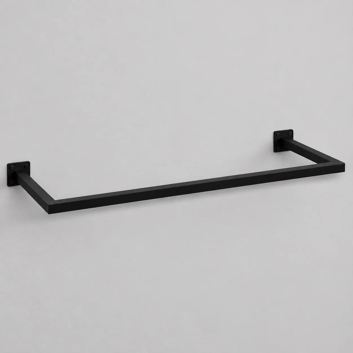 Barre porte-manteau murale noire en métal, vue complète sur fond gris
