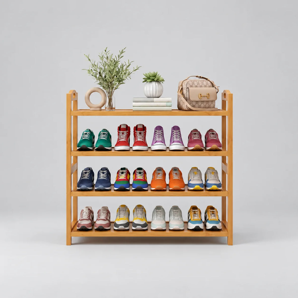 Étagère à chaussures ouverte en bambou miel clair à quatre niveaux, dont trois rangées de chaussures, sur fond gris