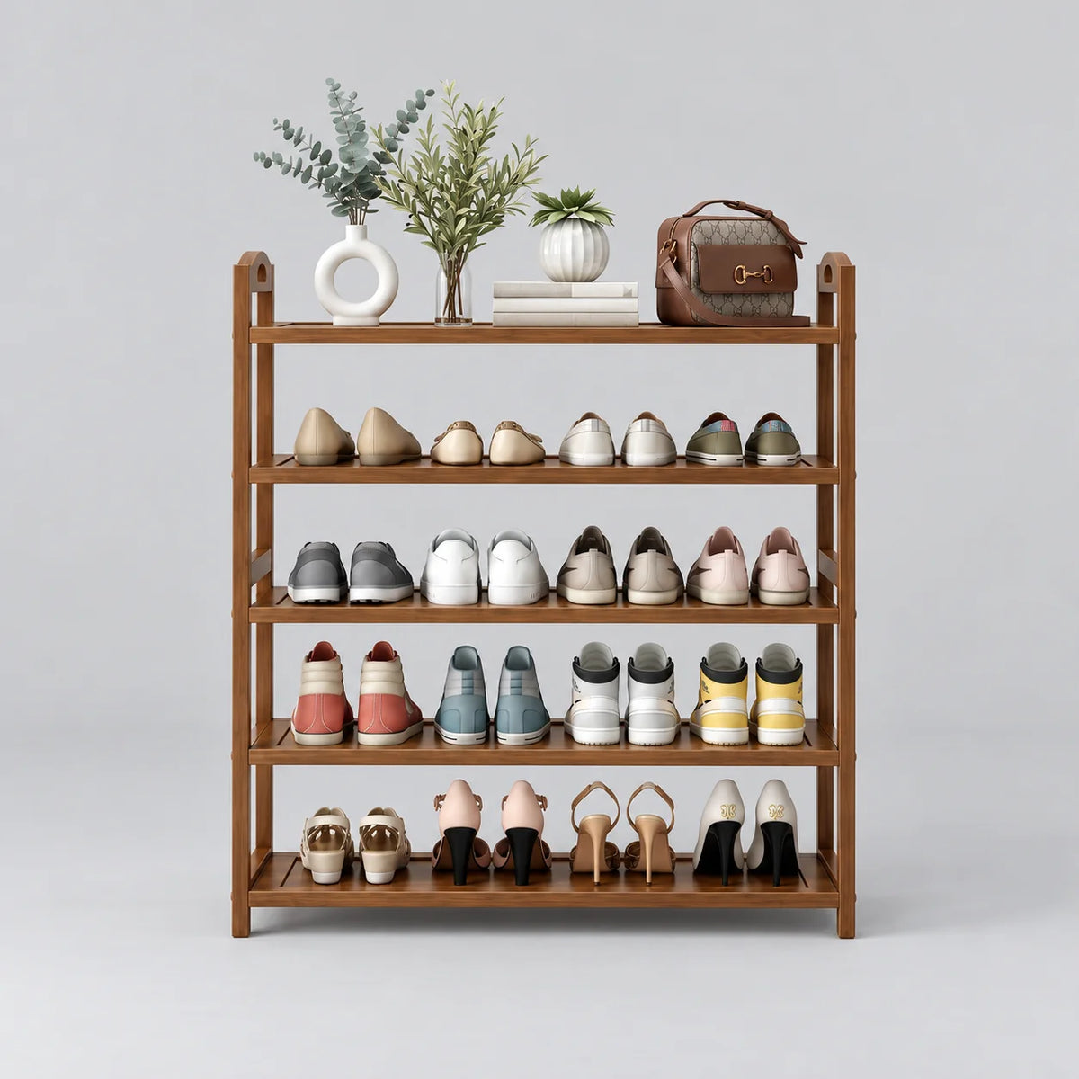 Étagère à chaussures ouverte en bambou brun foncé à cinq niveaux, dont quatre rangées de chaussures, sur fond gris Image
