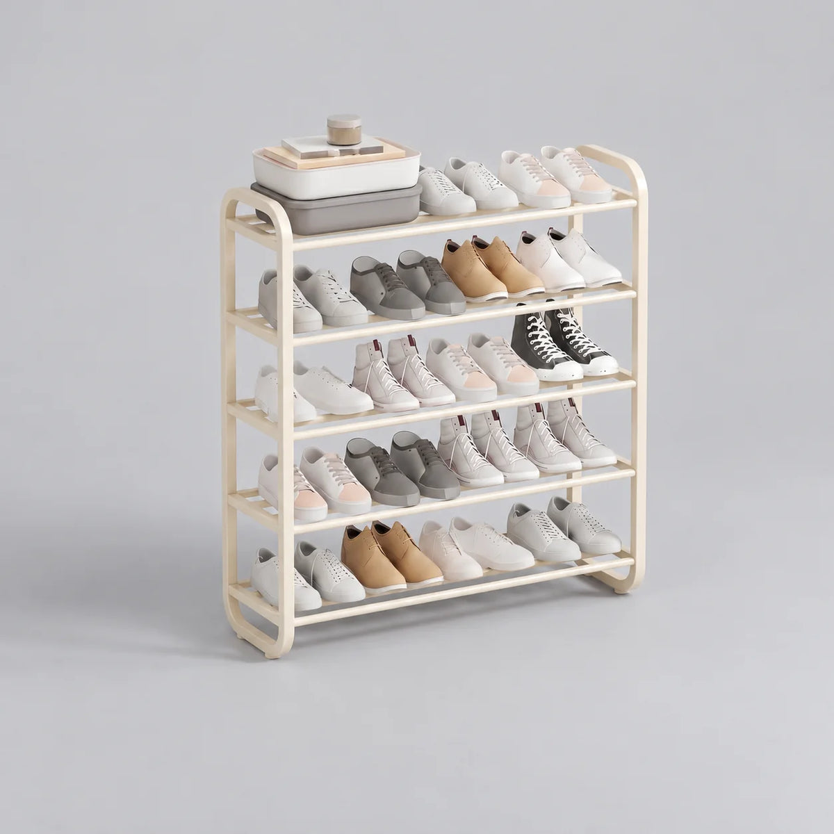 Étagère à chaussures blanc ivoire large à cinq niveaux avec chaussures et boîtes de rangement, sur fond gris
