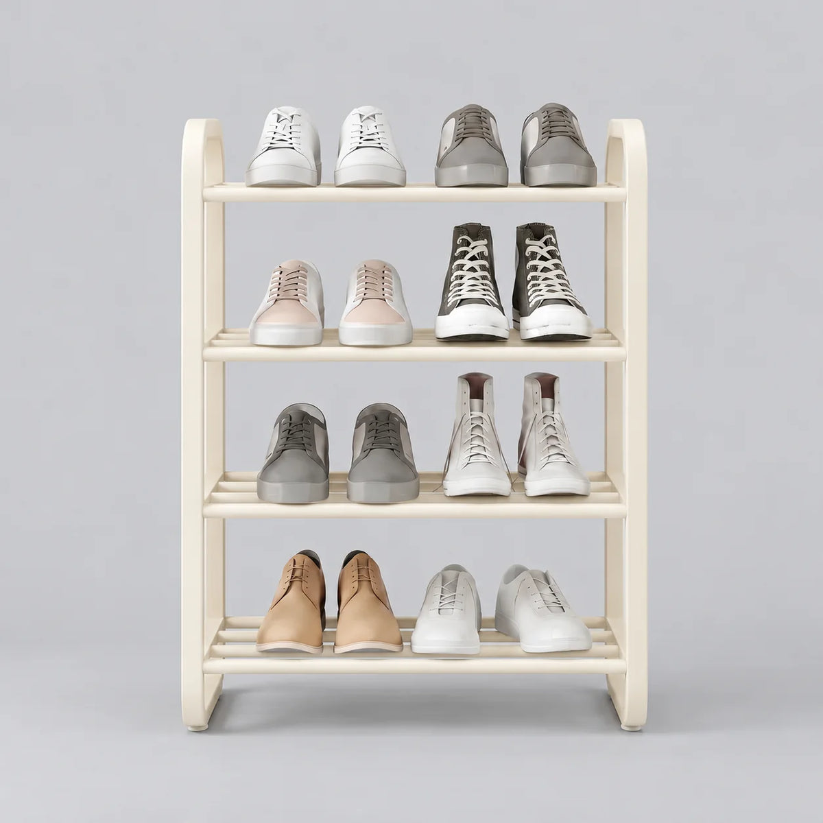 Étagère à chaussures blanc ivoire à quatre niveaux, avec huit paires de chaussures, sur fond gris