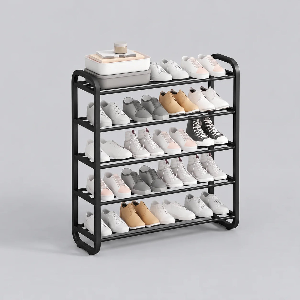 Étagère à chaussures noire large à cinq niveaux avec chaussures et boîtes de rangement, sur fond gris