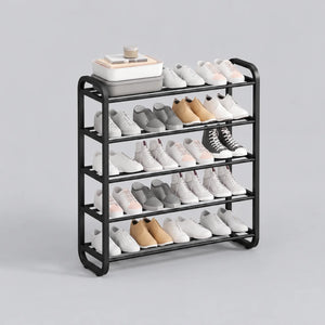 Étagère à chaussures noire large à cinq niveaux avec chaussures et boîtes de rangement, sur fond gris