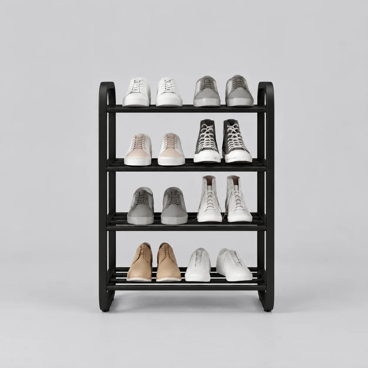Étagère à chaussures noire à quatre niveaux, avec huit paires de chaussures, sur fond gris
