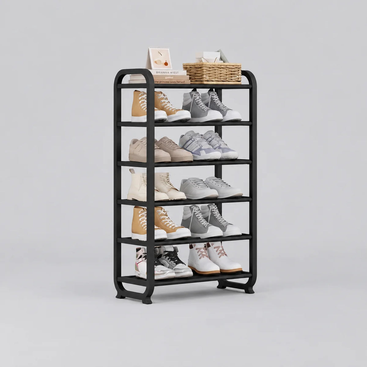 Étagère à chaussures noire à six niveaux avec dix paires de chaussures, livres et panier en osier sur fond gris