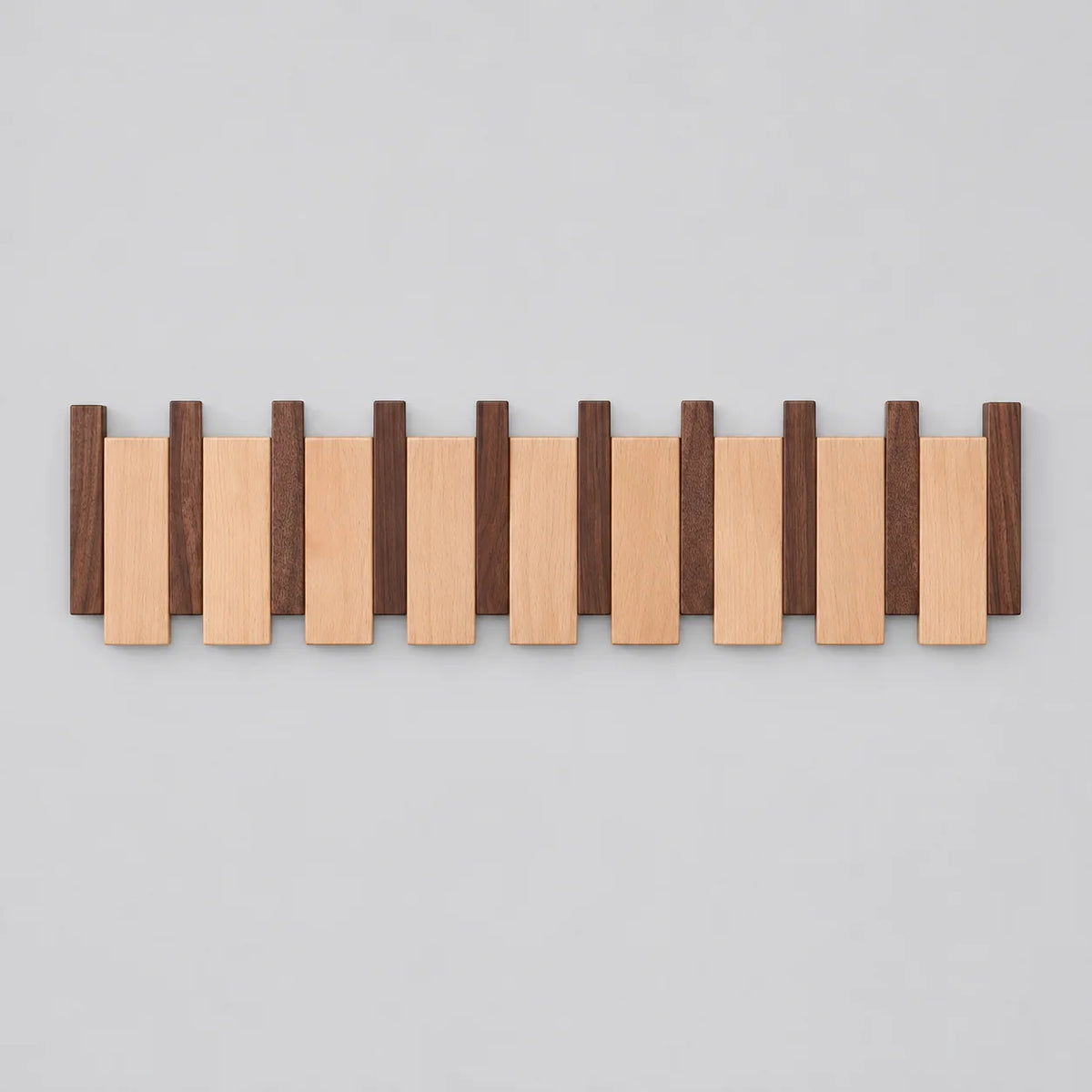 Grand porte-manteau mural en bois clair et foncé à lames alternées sur fond gris