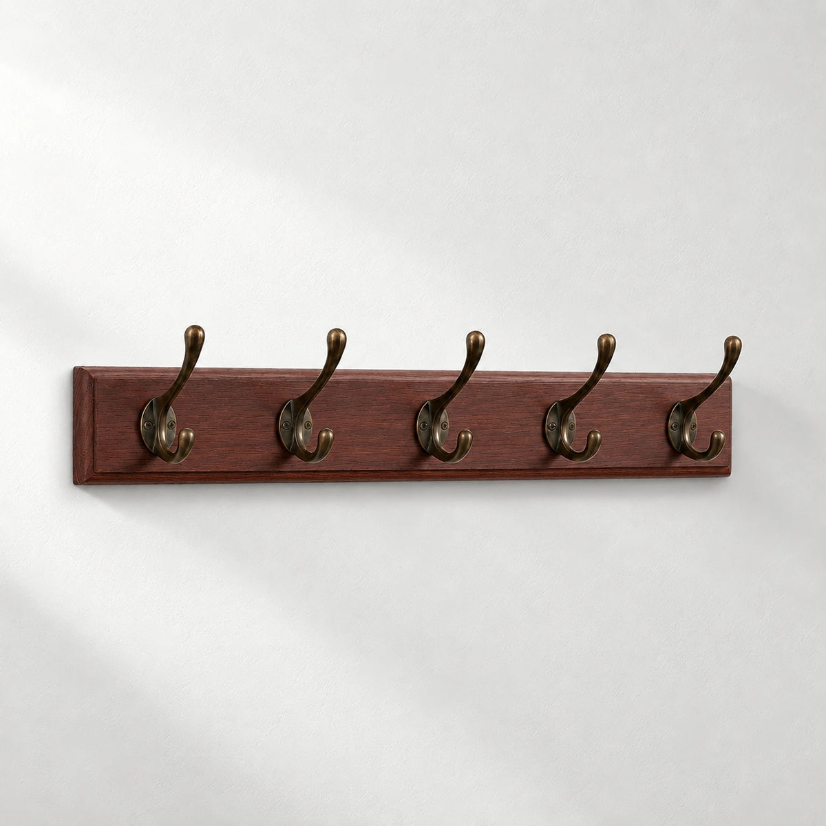 Porte Manteau entrée Ancien Grand Crochet bois - planche en bois foncé verni et 5 crochets anciens en bronze, vue packshot mural