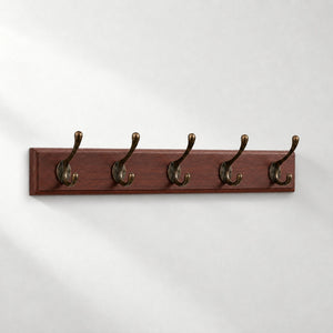 Porte Manteau entrée Ancien Grand Crochet bois - planche en bois foncé verni et 5 crochets anciens en bronze, vue packshot mural