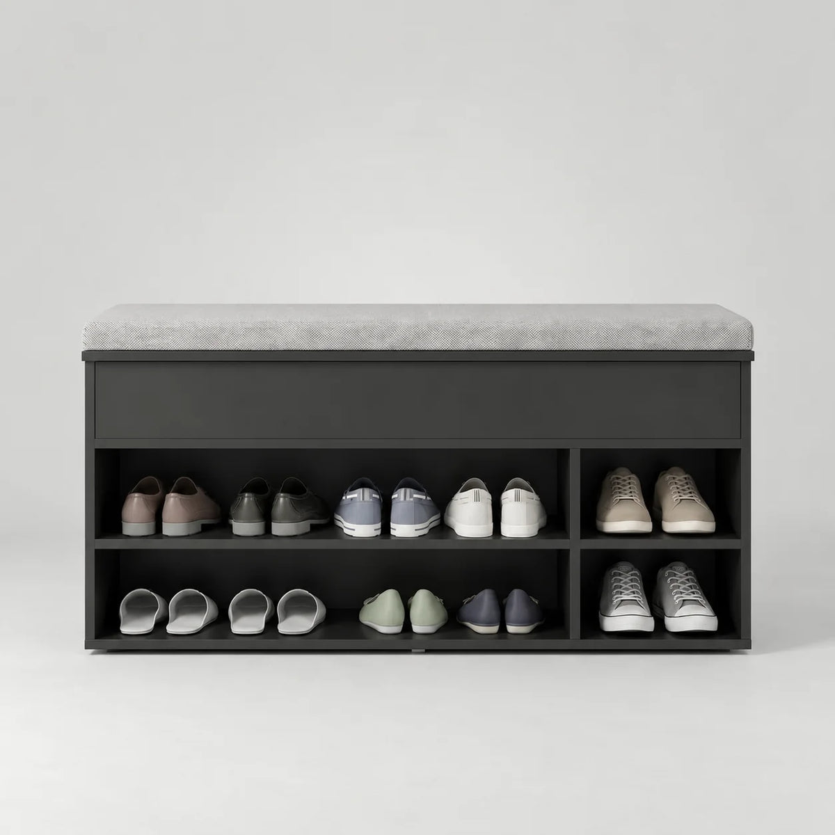 Banc à chaussures noir anthracite à étagères ouvertes et coussin gris sur fond gris