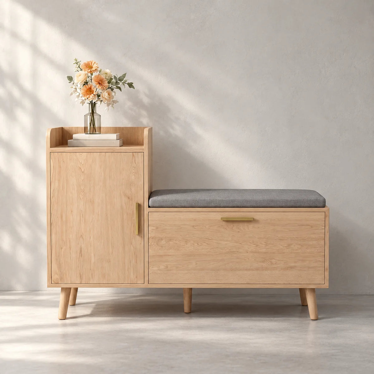 Meuble à chaussures en bois clair avec assise grise et rangement haut sur fond gris