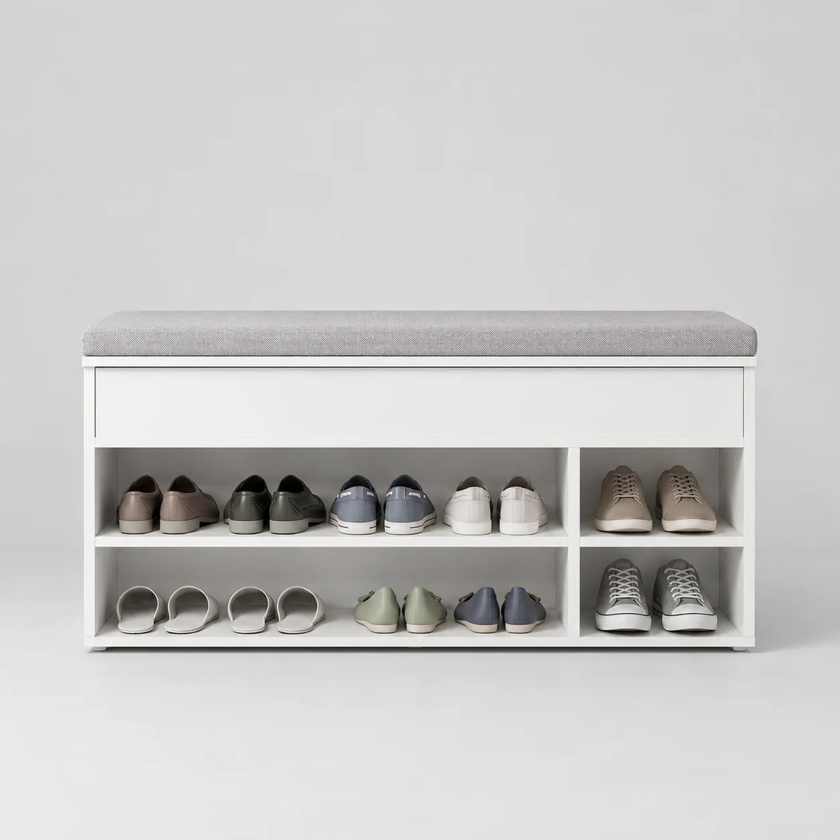 Banc à chaussures blanc à étagères ouvertes et coussin gris sur fond gris Image