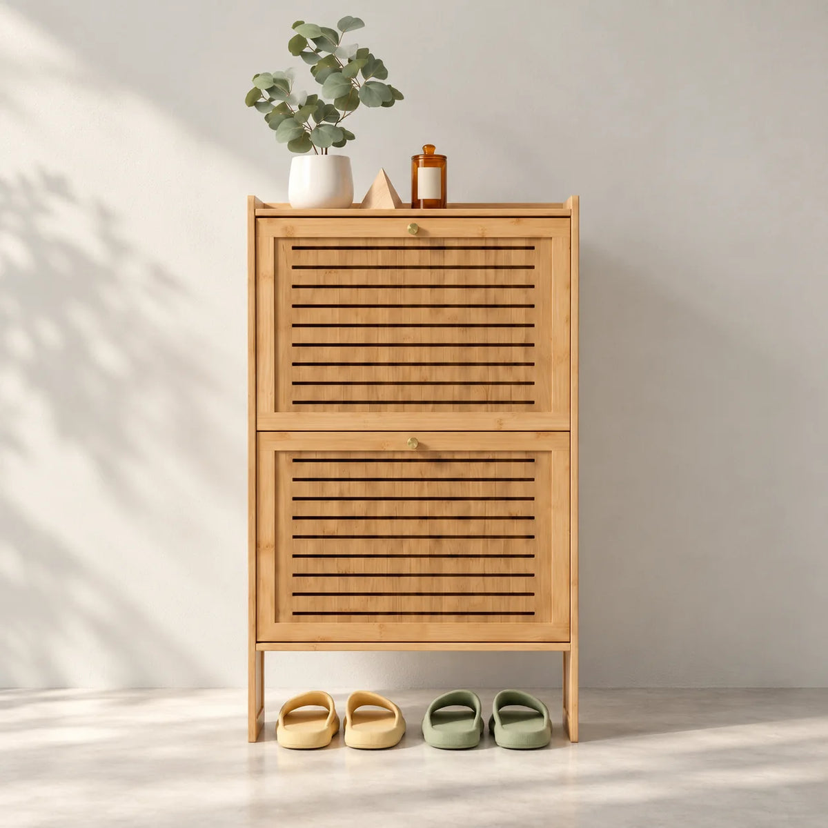 Meuble à chaussures compact en bambou brun naturel à deux façades ajourées sur fond gris