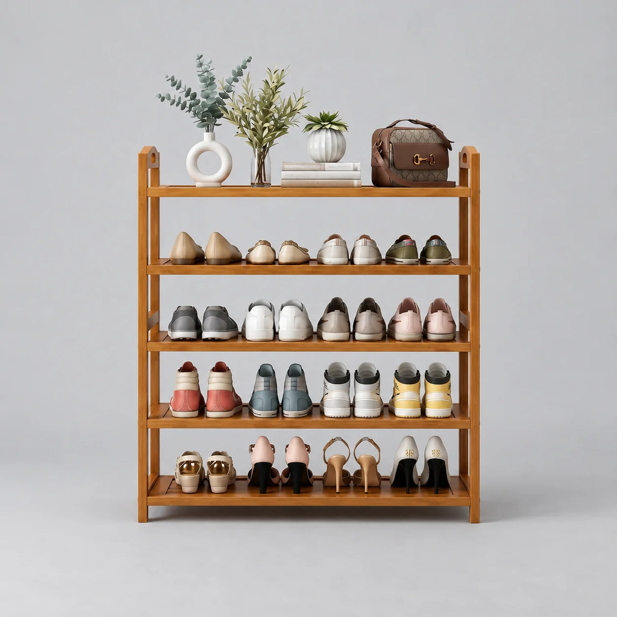 Meuble à chaussures d'entrée en bois marron, cinq niveaux, vu de face sur fond gris