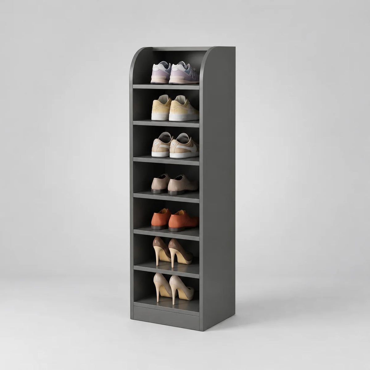 Meuble à chaussures haut gris foncé à sept niveaux ouverts sur fond gris clair Image