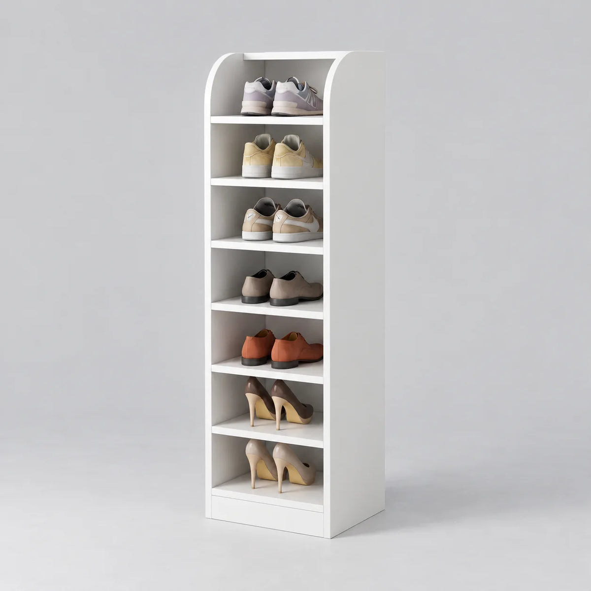 Meuble à chaussures haut blanc ouvert à sept niveaux sur fond gris