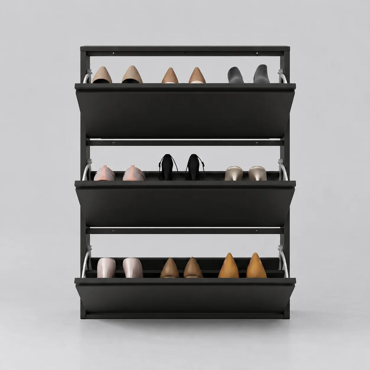 Meuble à chaussures en métal noir à trois abattants ouverts, sur fond gris
