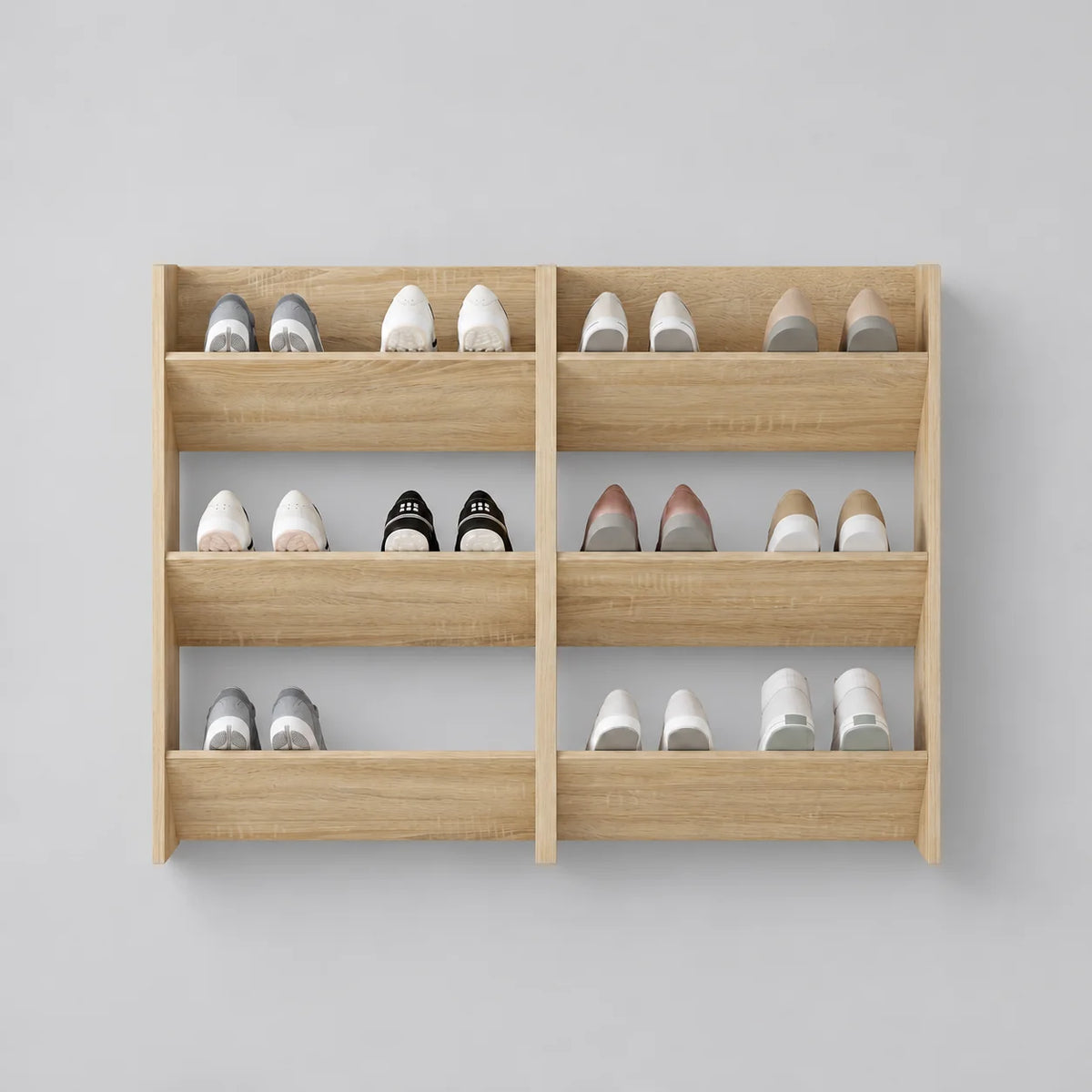 Rangement mural à chaussures en bois clair avec deux colonnes et trois niveaux sur fond gris