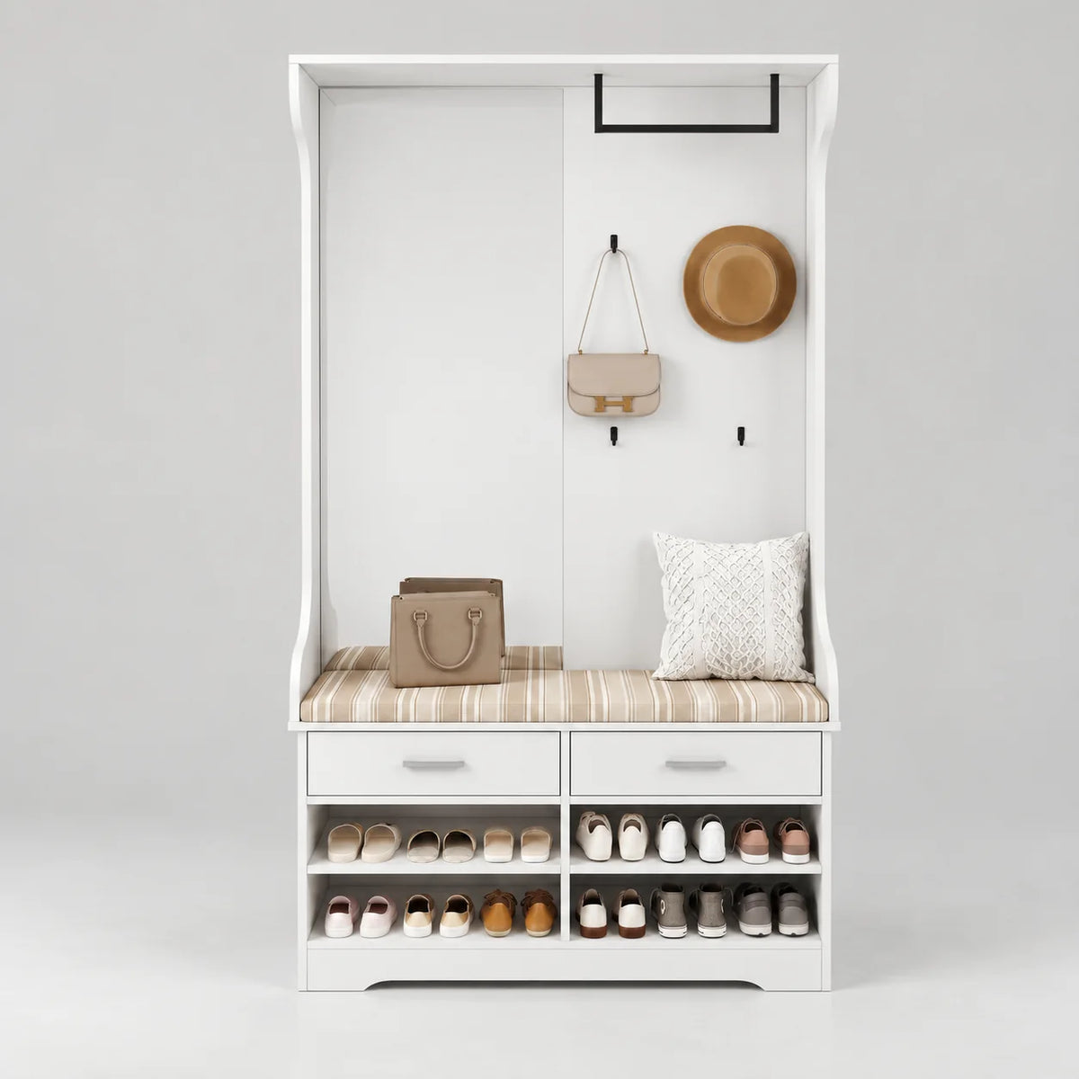 Vestiaire d’entrée blanc avec banc rayé, patères, deux tiroirs et rangements à chaussures sur fond gris