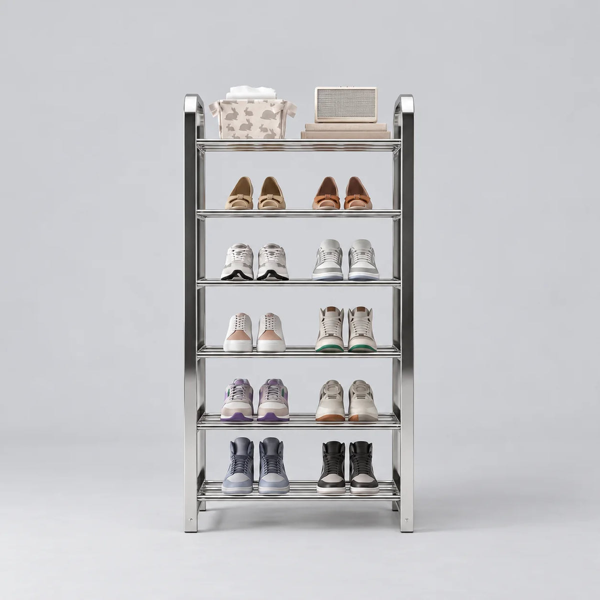 Meuble à chaussures étroit en acier inoxydable argenté, cinq niveaux de chaussures et tablette supérieure, sur fond gris Image