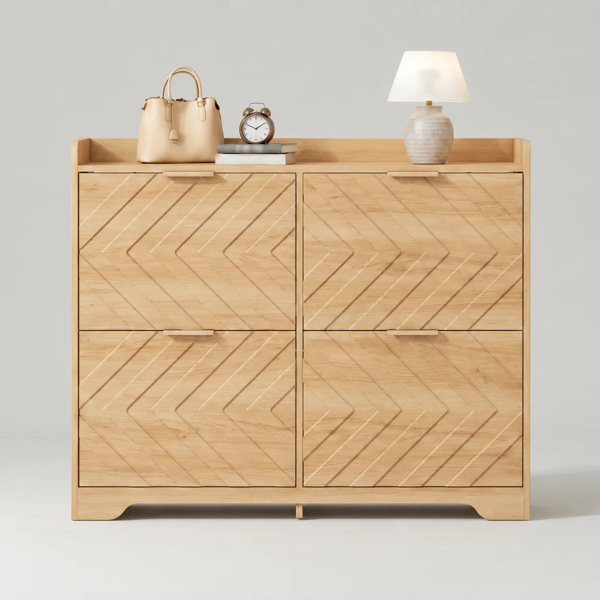 Meuble à chaussures en bois beige à quatre compartiments abattants et façades à chevrons sur fond gris