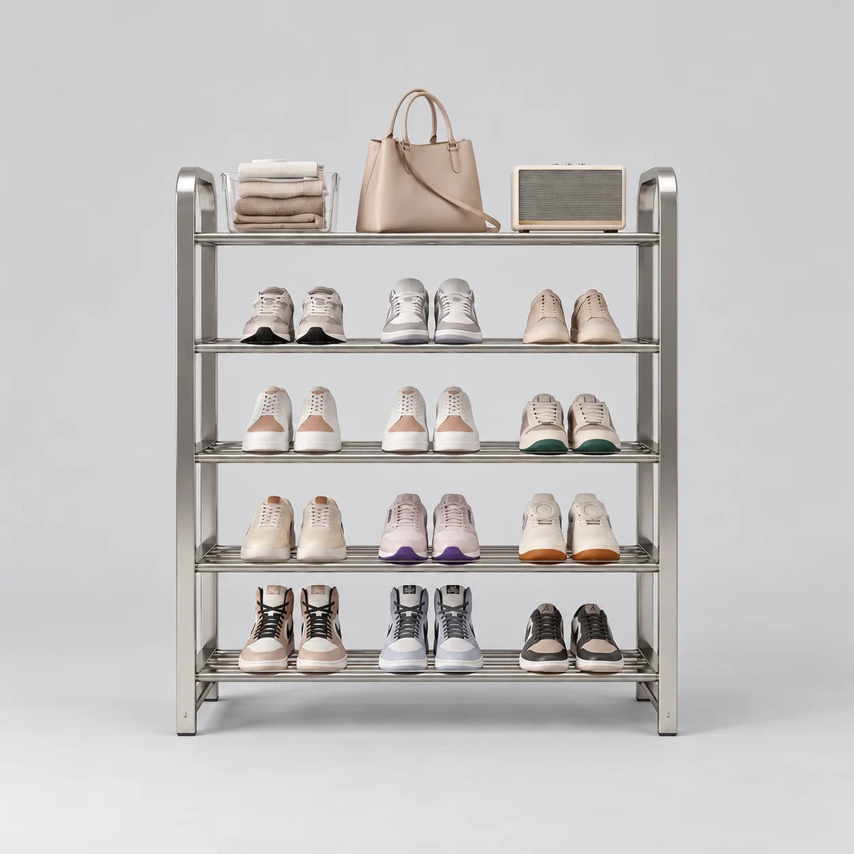 Meuble à chaussures en acier inoxydable argenté, cinq niveaux avec sac beige, serviettes, enceinte et baskets, sur fond gris