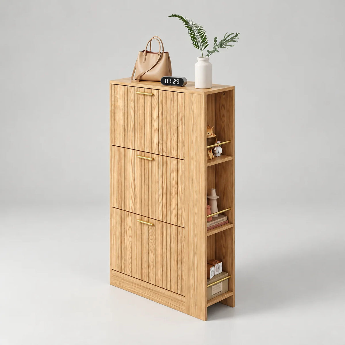 Meuble à chaussures minimaliste en bois naturel à trois portes rainurées et étagères latérales sur fond gris