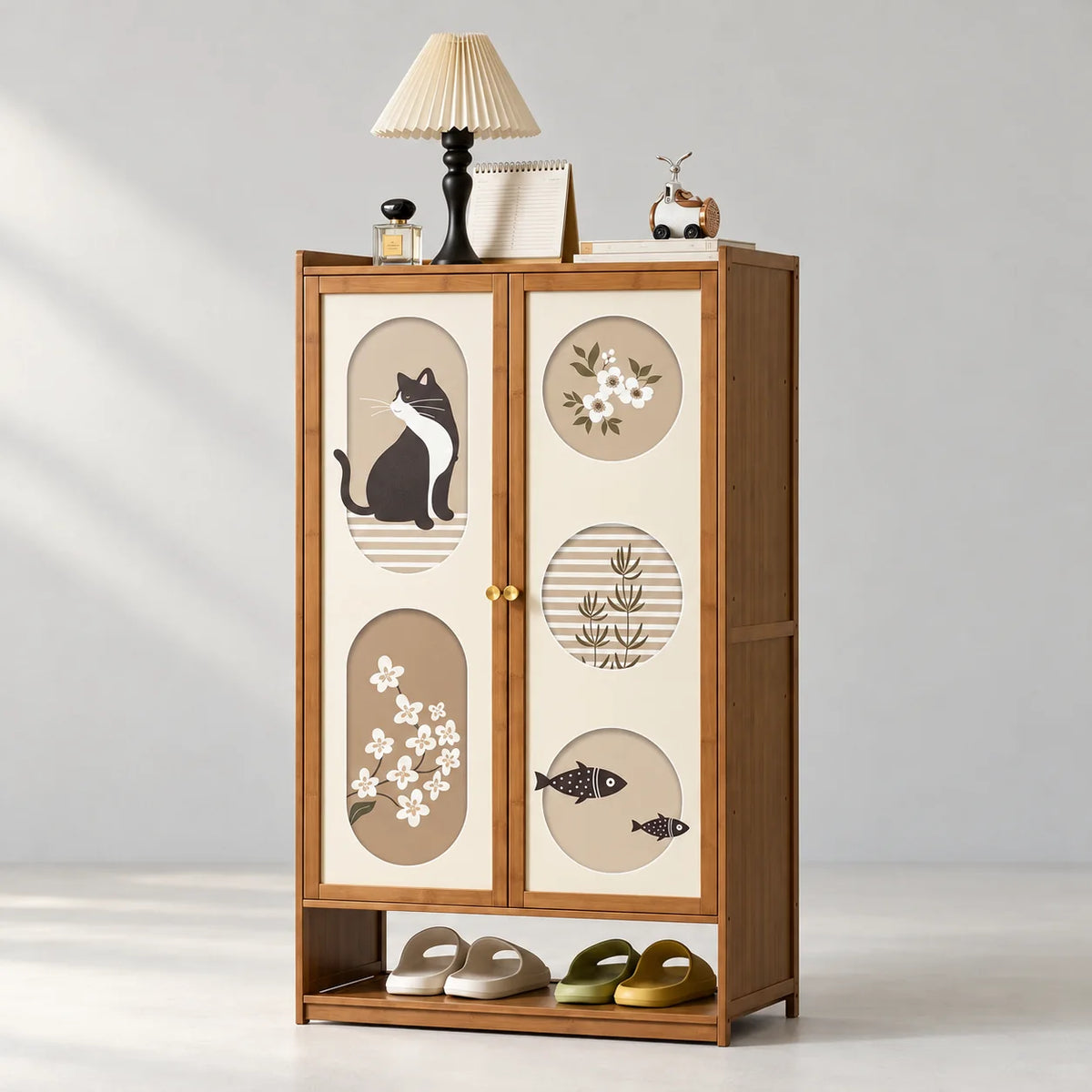 Meuble à chaussures haut en bambou brun à deux portes décorées de chat, fleurs et poissons sur fond gris Image