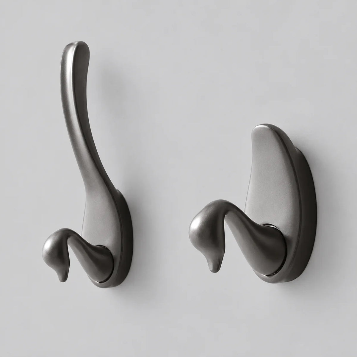 Patère cygne gris anthracite, variantes Grand et Petit côte à côte sur fond gris