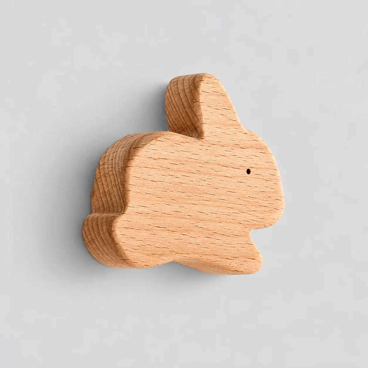 Patère murale lapin en bois beige naturel, vue complète sur fond gris