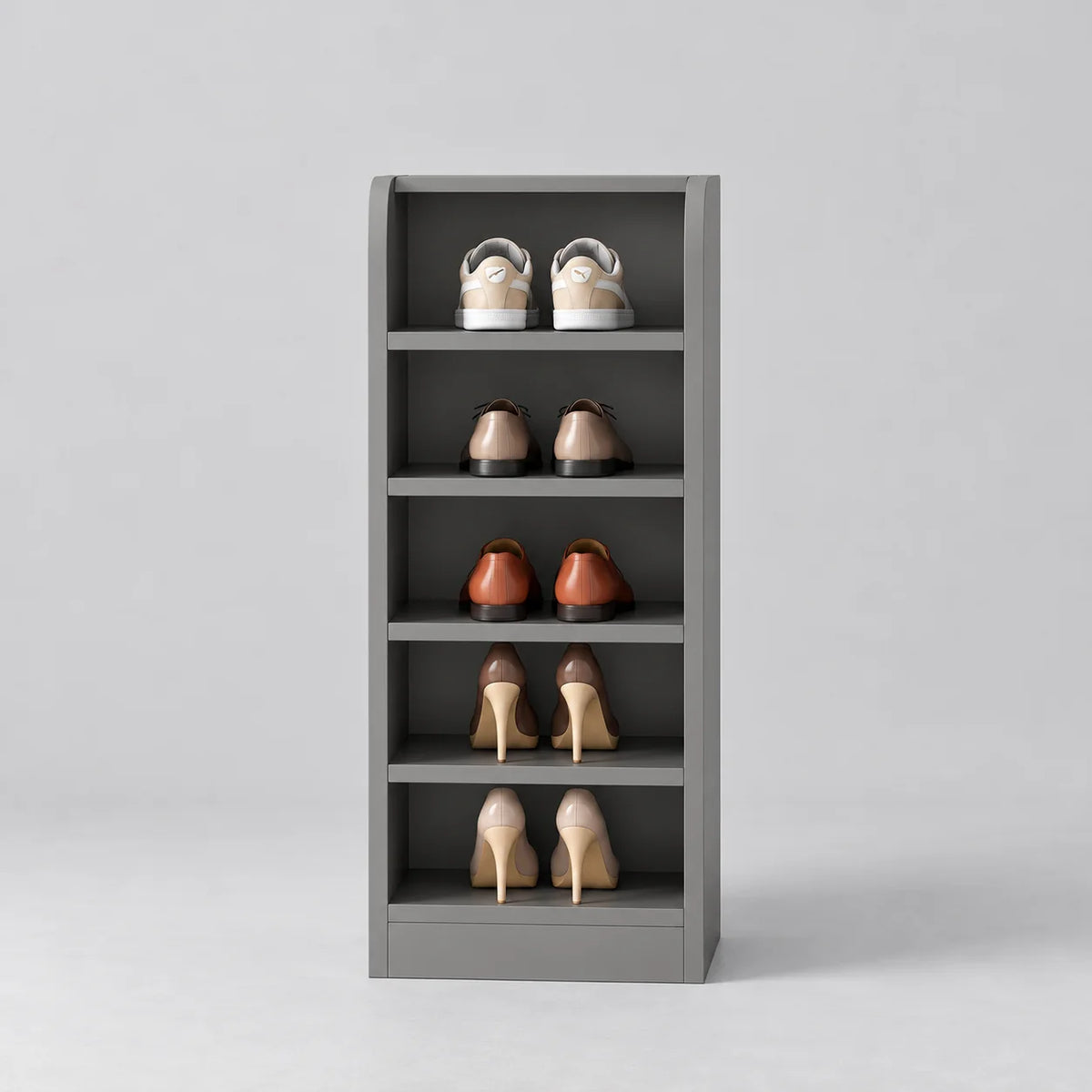 Petit meuble à chaussures gris ouvert à cinq niveaux sur fond gris clair Image