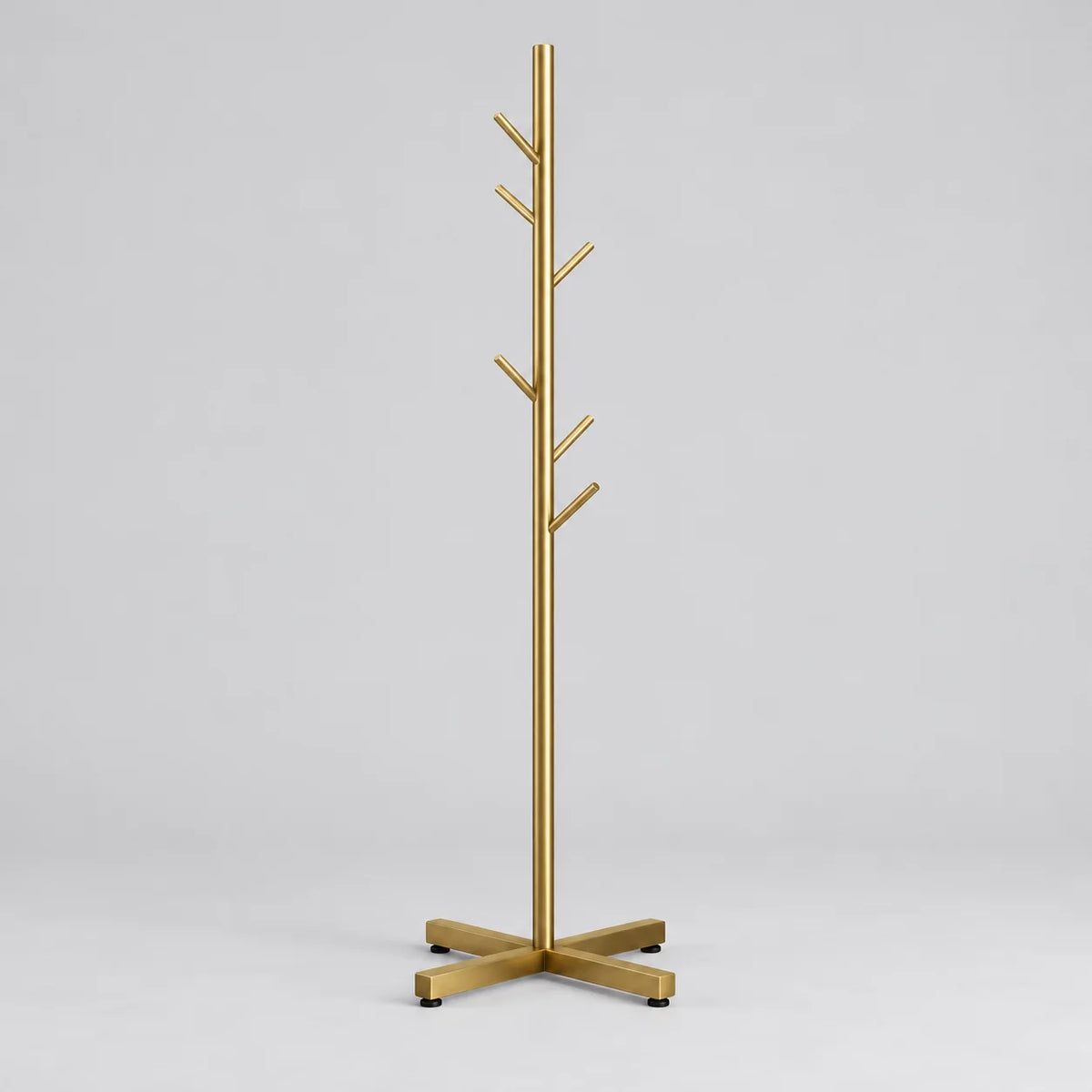 Porte-manteau arbre doré à patères inclinées et base croisée sur fond gris Image