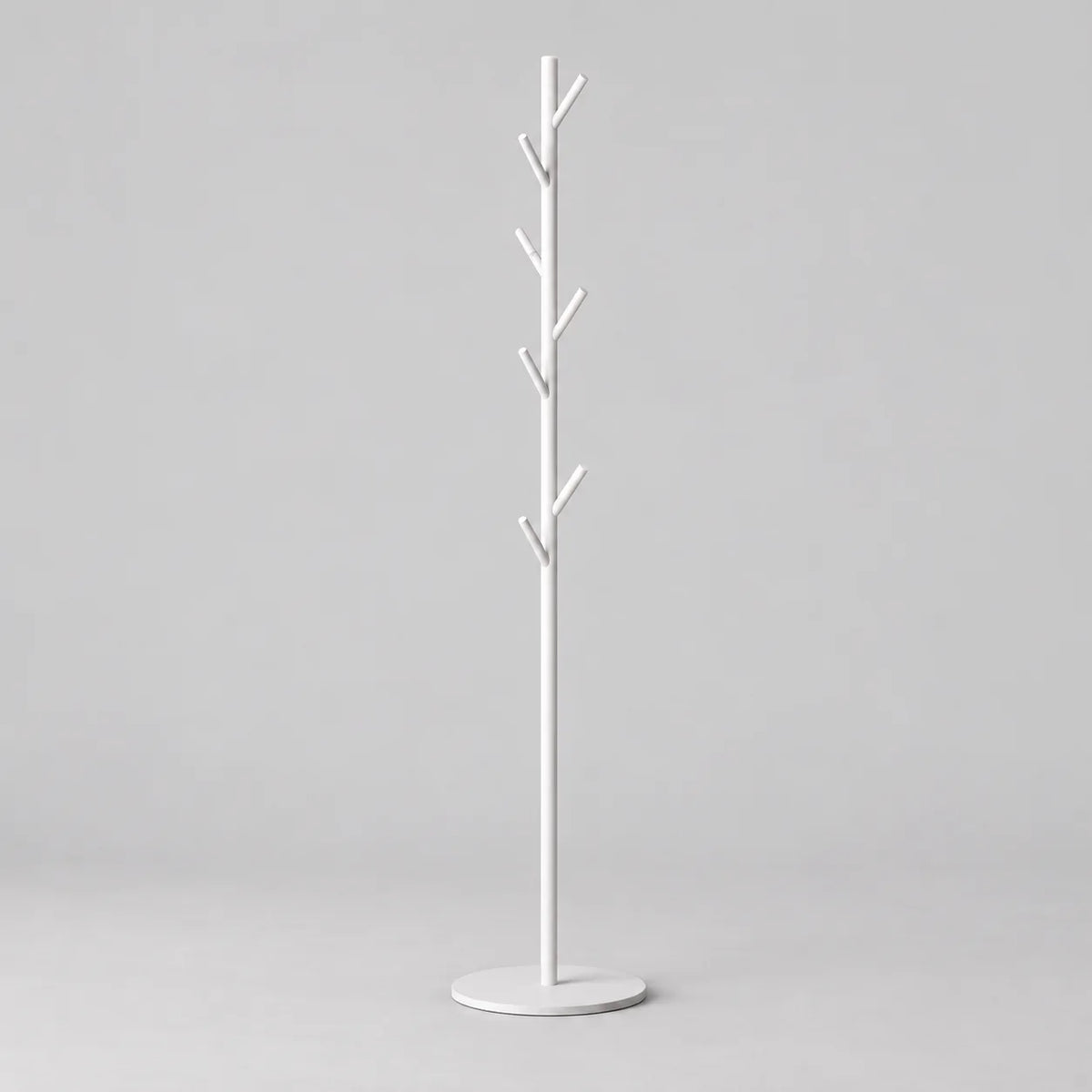 Porte-manteau arbre sur pied entièrement blanc à sept patères et base ronde blanche sur fond gris
