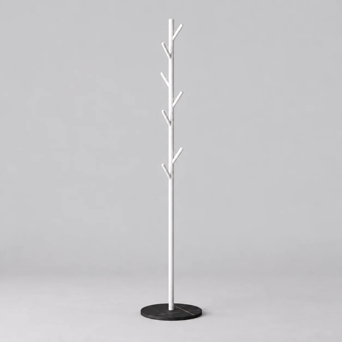 Porte-manteau arbre blanc à sept patères et base ronde noire marbrée sur fond gris