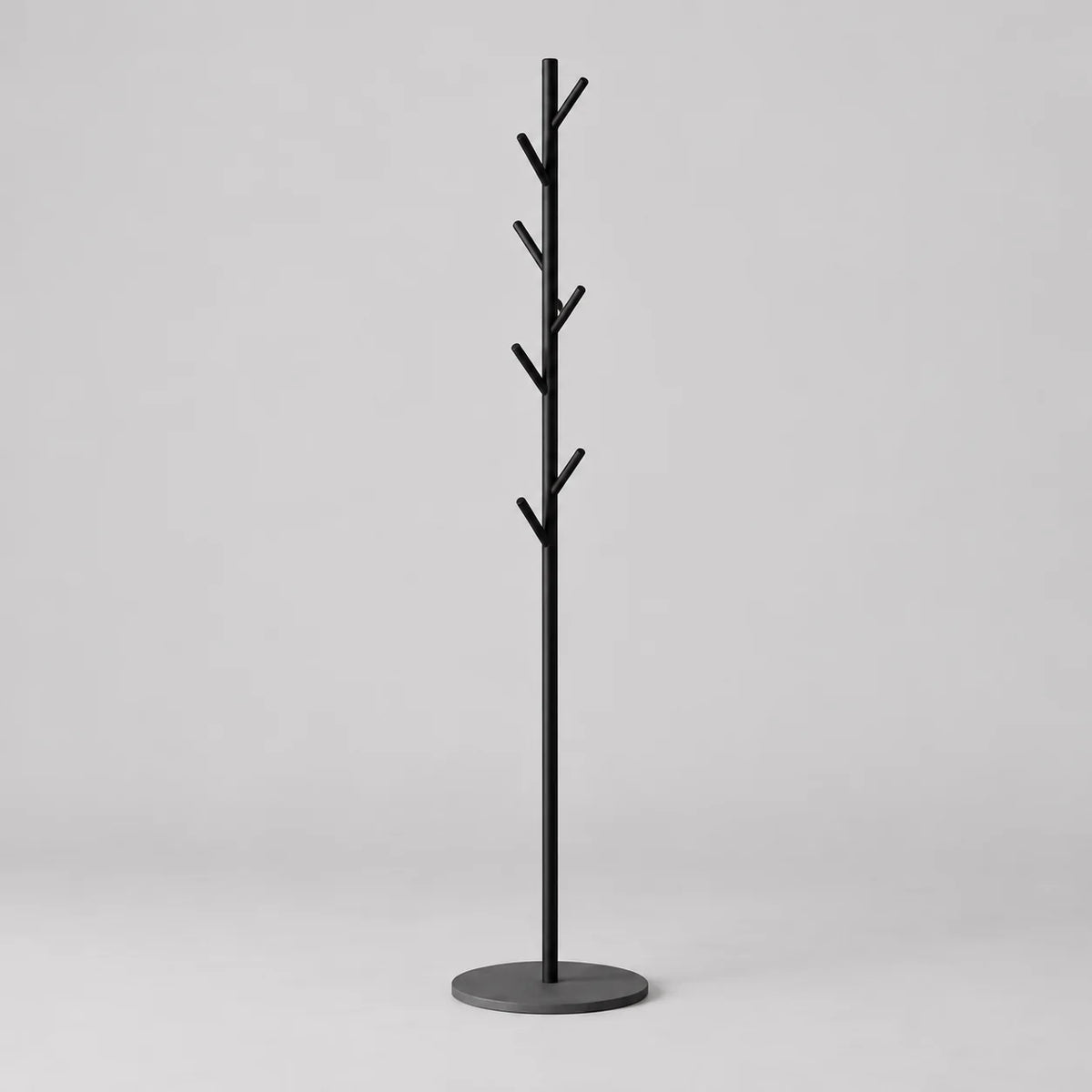 Porte-manteau arbre noir à sept patères et base ronde gris anthracite sur fond gris