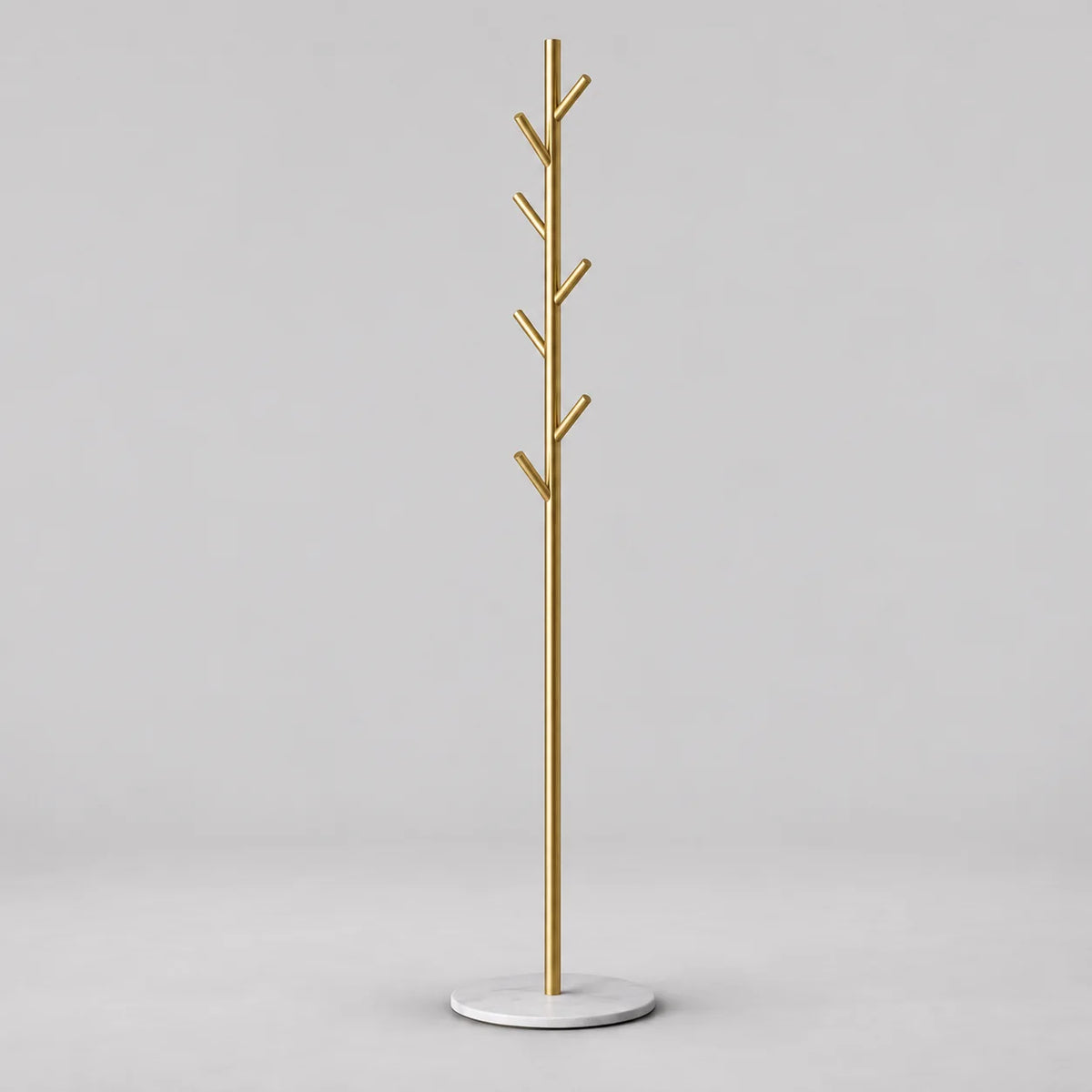 Porte-manteau arbre doré à sept patères et base circulaire blanche sur fond gris