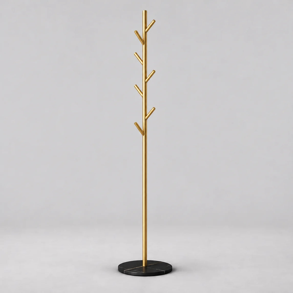 Porte-manteau arbre doré à sept patères et base circulaire noire marbrée sur fond gris Image
