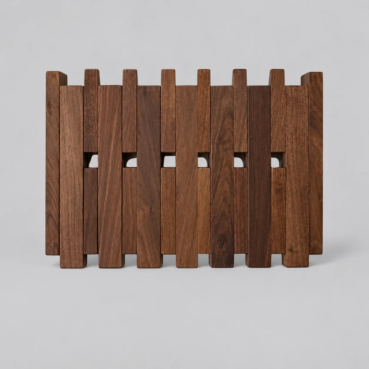 Porte-manteau mural carré large en bois foncé, lattes et crochets rabattables fermés sur fond gris