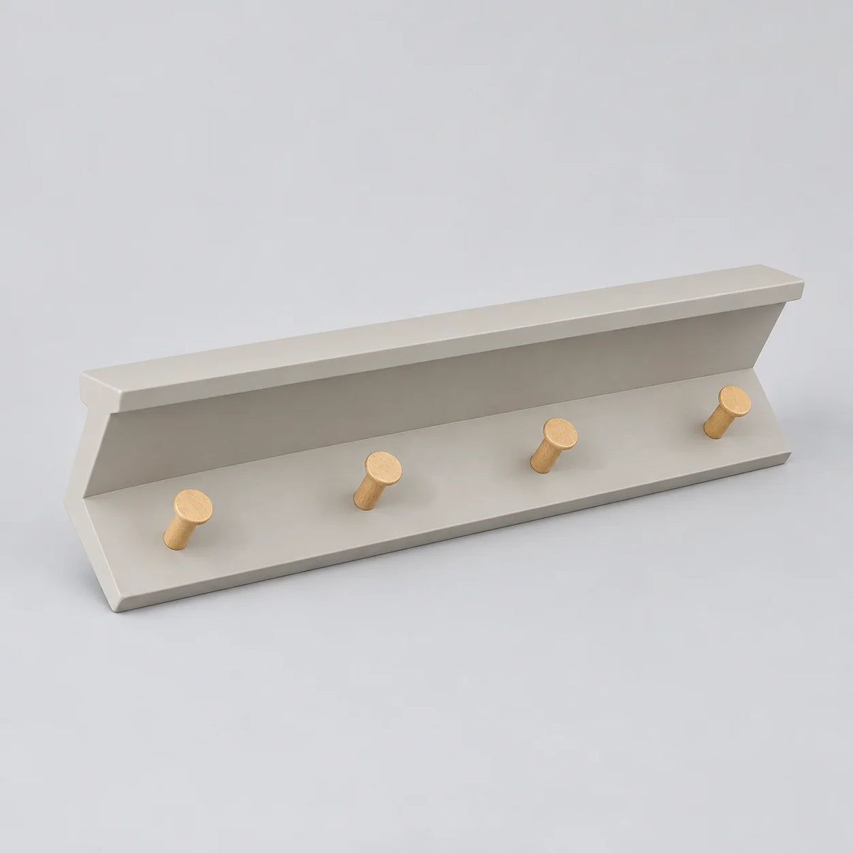 Porte-manteau mural en bois peint gris clair à quatre patères en bois naturel, vue principale sur fond gris Image