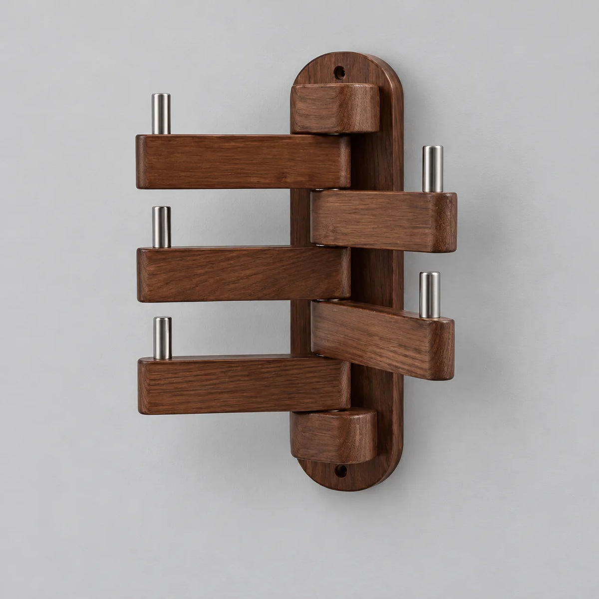 Porte-manteau mural pivotant en bois marron foncé, cinq bras articulés et embouts métalliques, sur fond gris