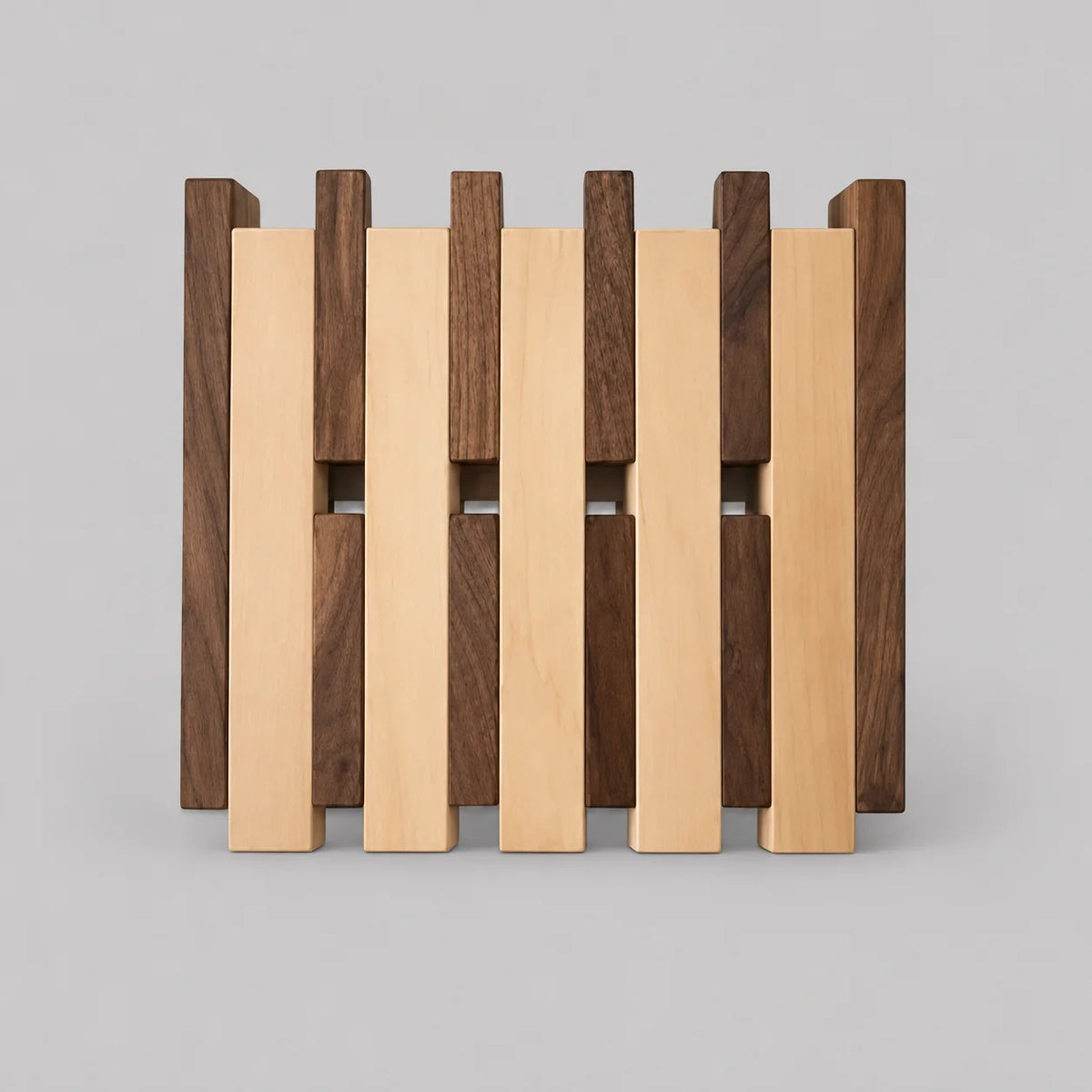 Petit porte-manteau mural carré bicolore, lattes avant en bois clair et arrière en bois foncé sur fond gris