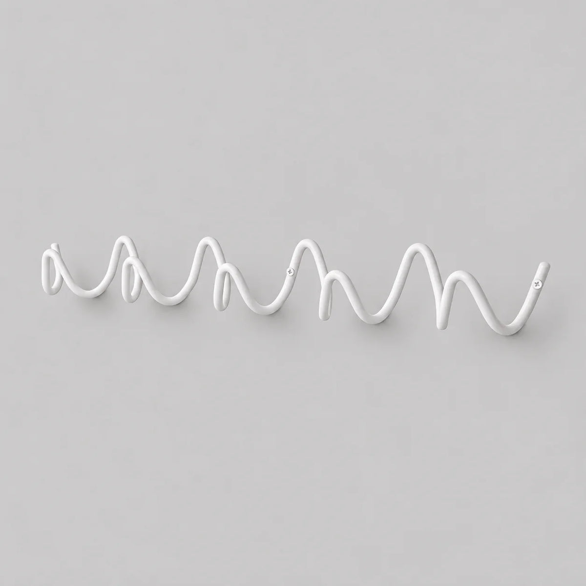Porte-manteau mural design Vrille blanc en métal, vue entière de face sur fond gris
