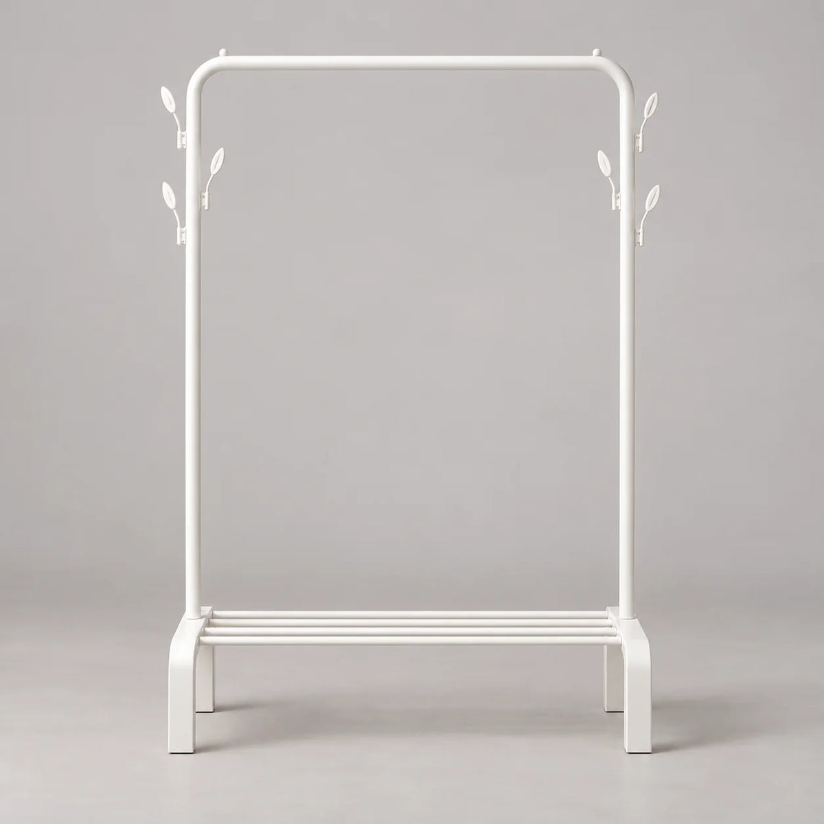 Portant dressing blanc à barre ronde, six patères latérales et étagère basse sur fond gris