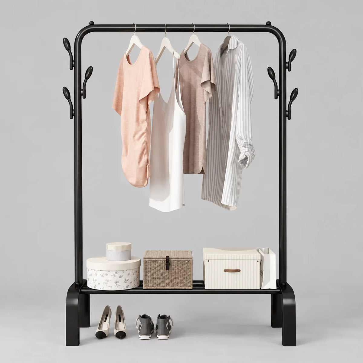 Portant dressing noir à barre ronde, six patères latérales et étagère basse sur fond gris
