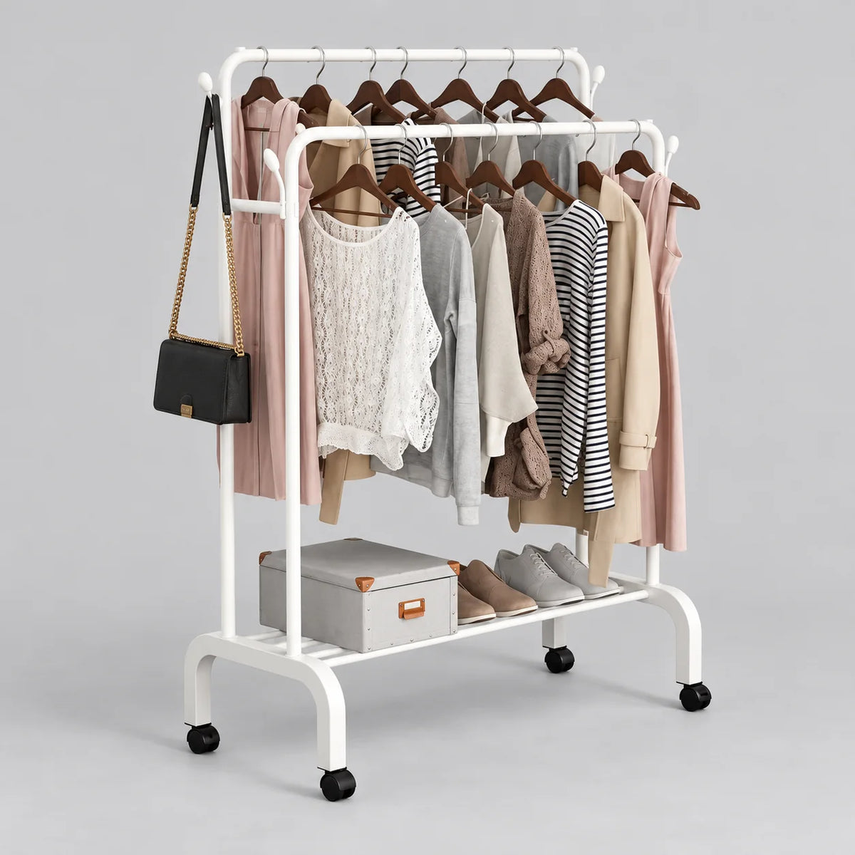 Portant dressing blanc à deux barres et étagère basse sur roulettes, sur fond gris