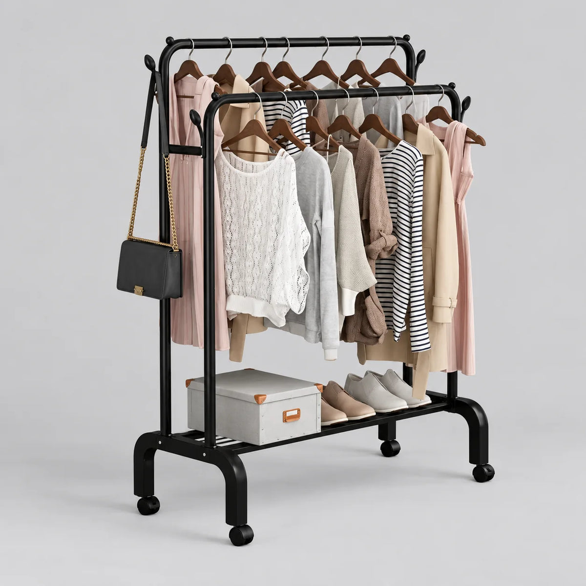 Portant dressing noir à deux barres et étagère basse sur roulettes, sur fond gris